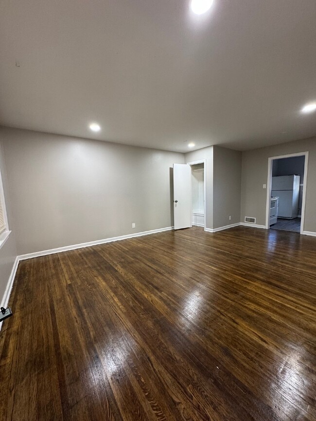 Building Photo - Updated 2 bedroom, 1 bathroom duplex with ...