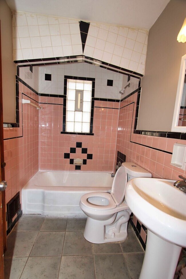 Building Photo - 2 Bedroom 1 Bathroom House