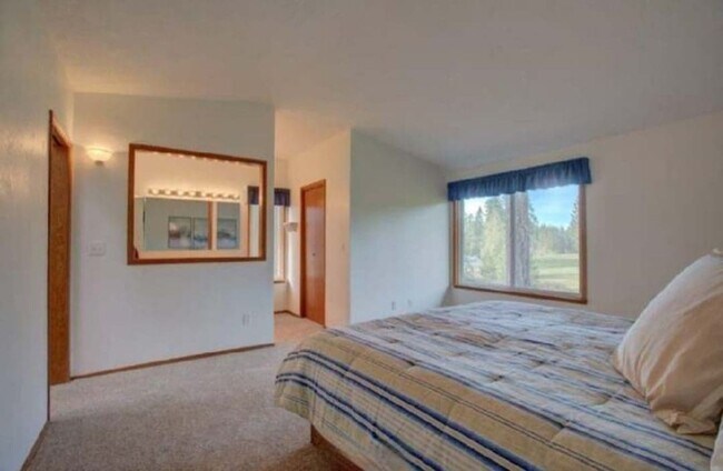 Building Photo - 880 E Country Club Drive East