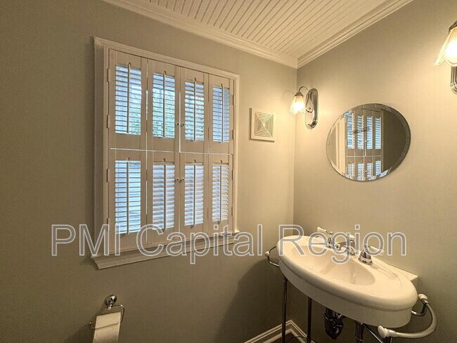 Building Photo - 8901 Seneca Ln