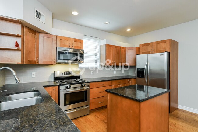 Building Photo - Fantastic 3bd/1.5ba home! Coming soon!