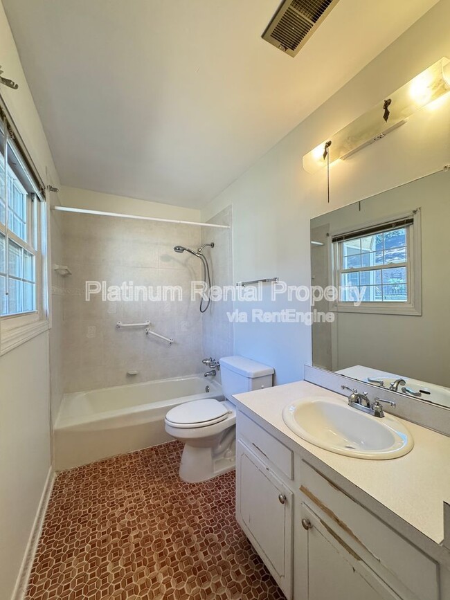 Building Photo - 3825 Lavista Rd