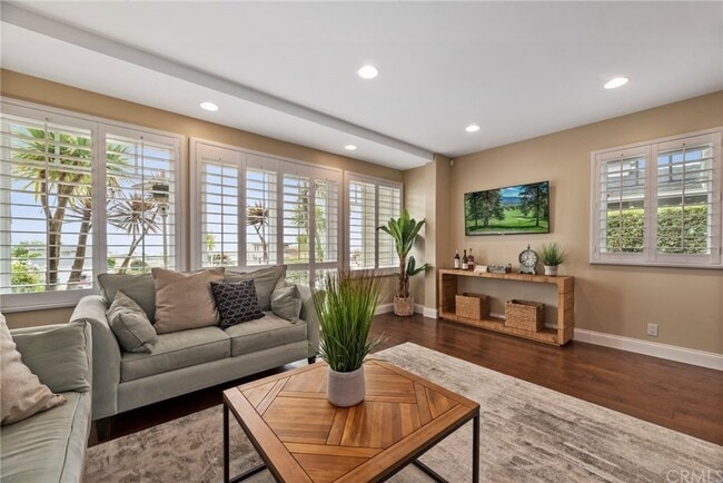 Building Photo - 730 N Paulina Ave