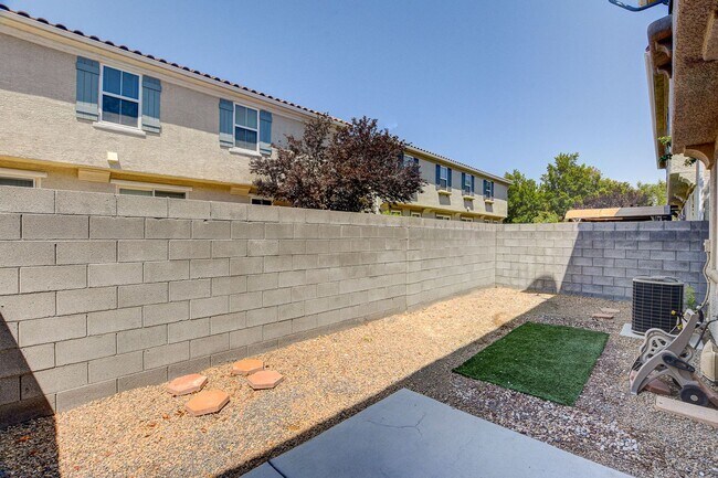 Building Photo - 3909 Sweet Pine St