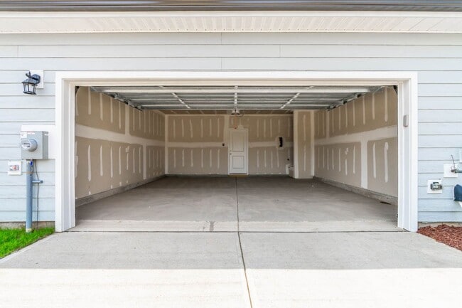 Building Photo - Cozy Townhome with 2 car garage!