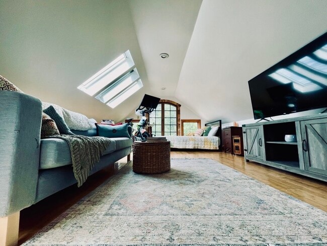 Building Photo - 1701 Taylor St NE