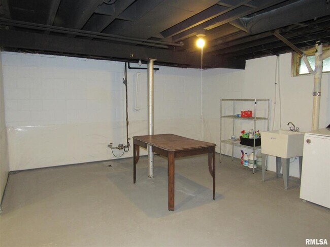 Building Photo - 1126 W Lombard St