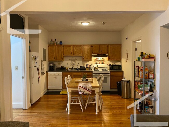 Primary Photo - Renovated Brighton 4 Bed/2 Bath on Brookli...