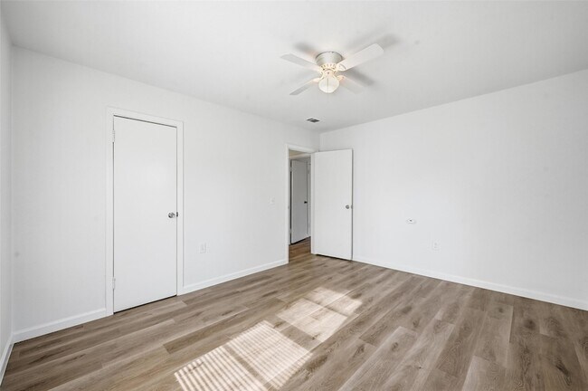 Building Photo - 418 Russell St