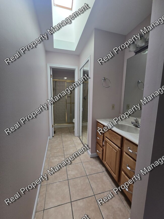 Building Photo - Three Bedroom Townhome