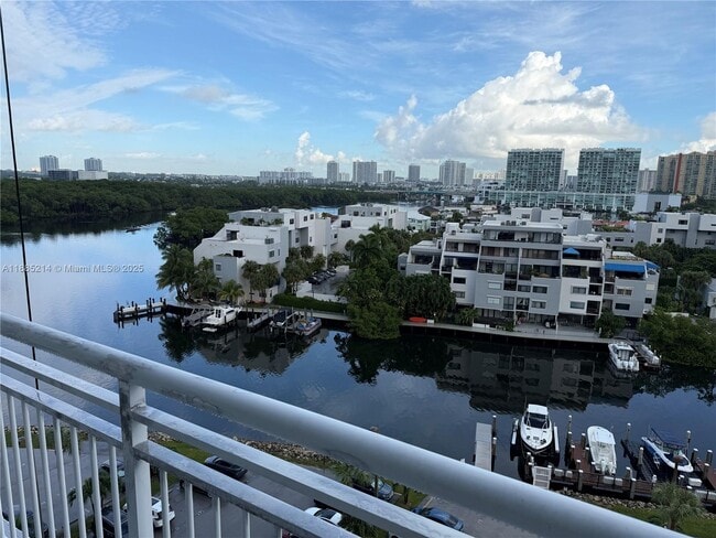 Building Photo - 400 Kings Point Dr
