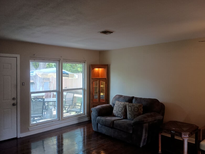 Building Photo - Room in Single Family Home on Brettonwood Dr