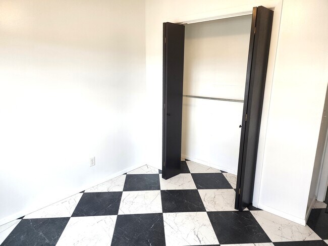 Building Photo - 3886 N West River Rd