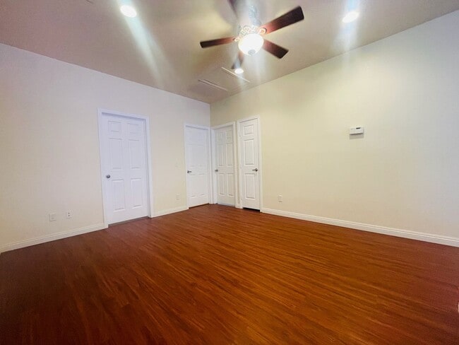 Building Photo - Newly Renovated 5 bd, 3 bth, Loft, w/ down...