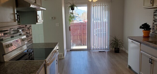 Building Photo - 1310 Firefly Cir