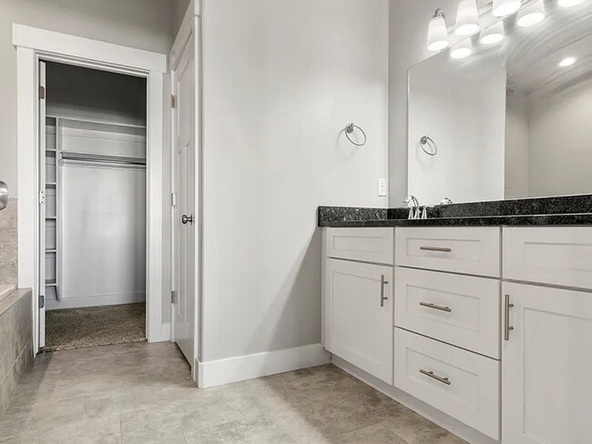 Building Photo - Spacious 5 Bed, 3 Bath Home with Mountain Views