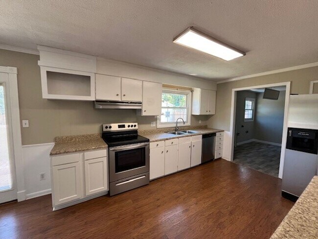 Building Photo - Perfect "Work from Home" Location!