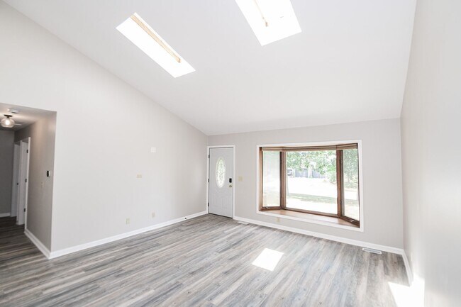 Building Photo - 3 bed 2 bath Home in Lakes of the Four Sea...