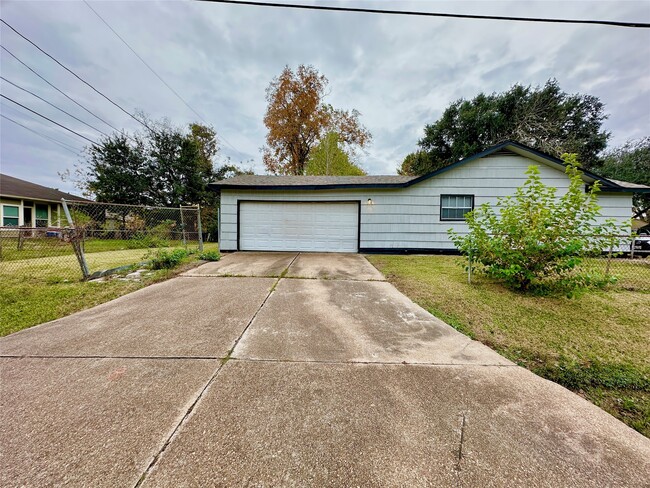 Building Photo - 9401 Sierra Dr