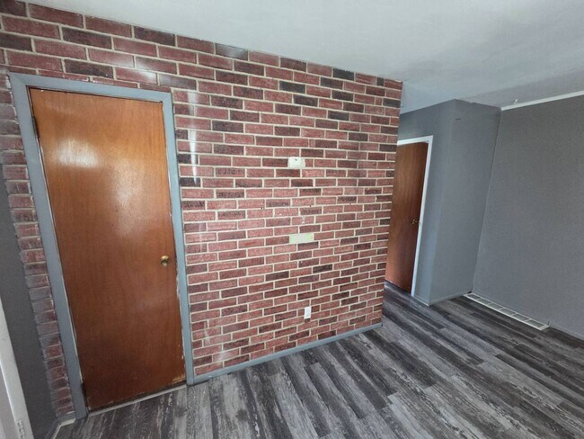 Building Photo - 2401 Eastlawn St