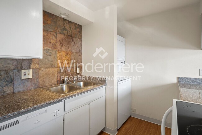 Building Photo - **MOVE IN SPECIAL** 1/2 OFF 1ST FULL MONTH'S RENT**Mission East Apts 2 br/1 bath ground floor + W...