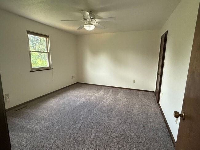 Building Photo - 4 bedroom home - Ross Township