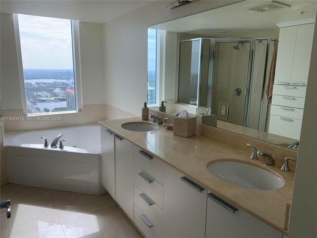 Building Photo - 16699 Collins Ave