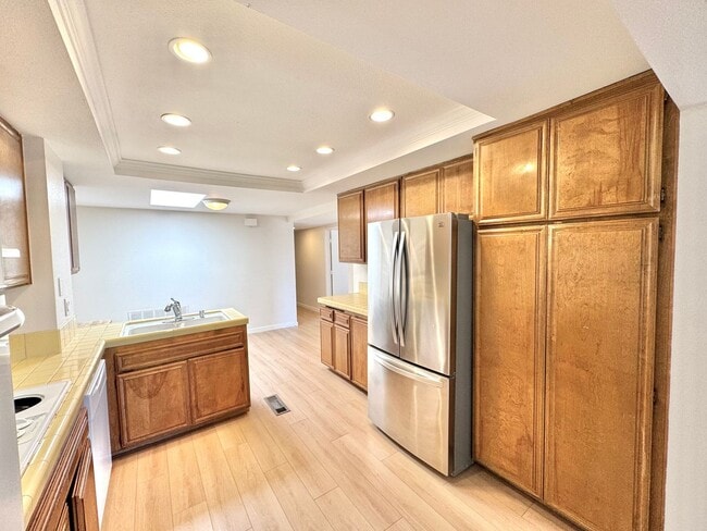 Building Photo - AVAILABLE NOW: BIG College Area Townhome 4bd/2.5ba HUGE garage, AC, pool, W/D