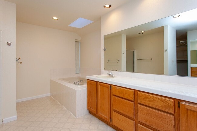 Building Photo - 3654 Hemlock Way