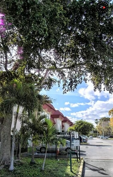 Building Photo - 10901 N Kendall Dr