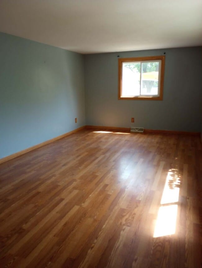 Building Photo - Nice 3 bed 1 bath house with large garage and basement!!!
