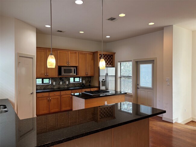 Building Photo - 1510 W 26th St