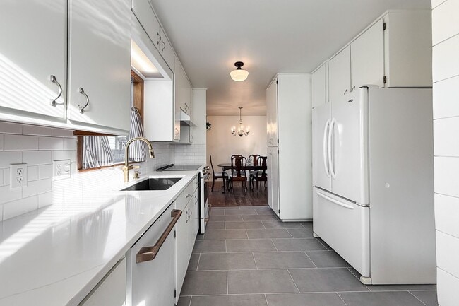 Building Photo - Riverfront 3-Bedroom Historical Richland Home