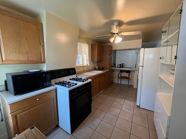 Primary Photo - Sharpsburg - 3 BR House, Dining Room, Larg...