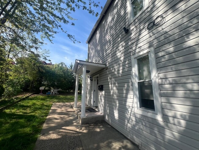 Building Photo - 5031 Woodbridge Ave
