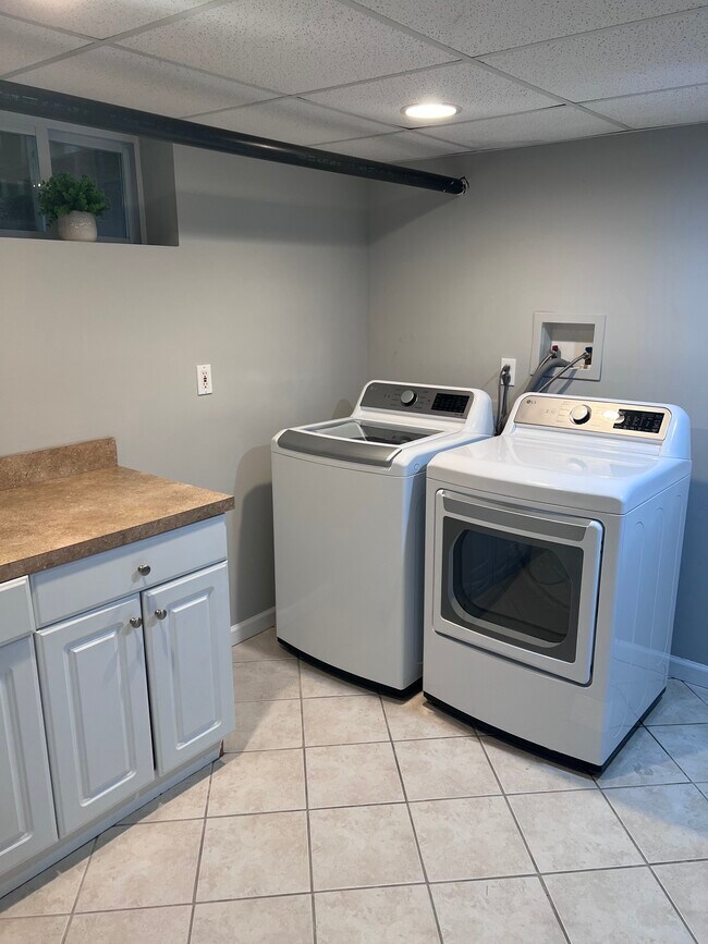 Building Photo - 372 Sterling Plz