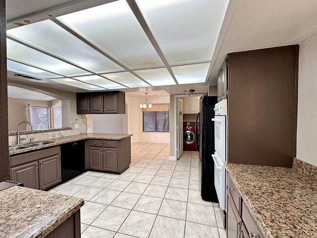 Building Photo - Green Valley Luxury Single Story: Pool, Putting Green, 4 Bedrooms, SOLAR!