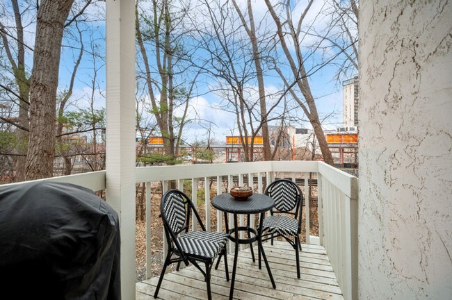 Building Photo - 3022 Lake Shore Dr