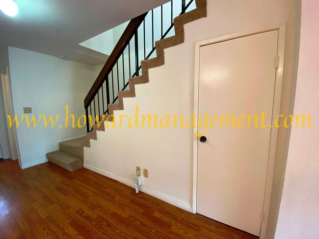 Building Photo - Spacious Townhouse condo with central A/C,...