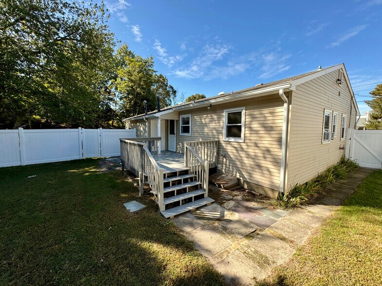 Building Photo - 1142 Roe Avenue