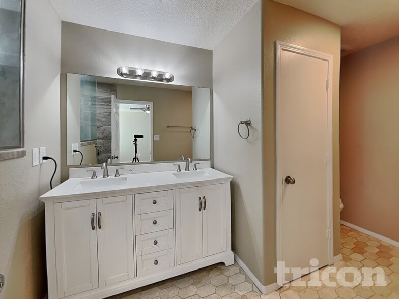 Building Photo - 6407 Black Hawk Dr NE