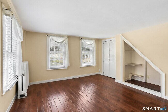 Building Photo - 410 Wilton Rd W