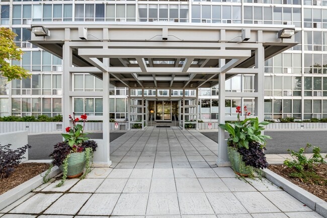 Building Photo - Beautifully renovated condo in the Cherry Creek Area!