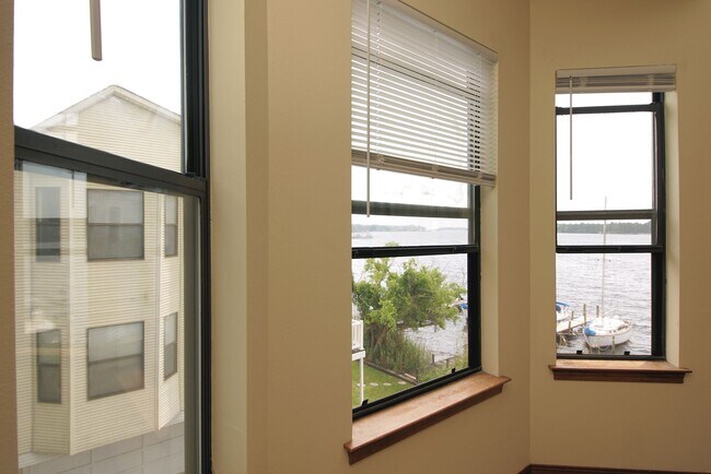 Building Photo - Waterfront Townhome in Central Niceville