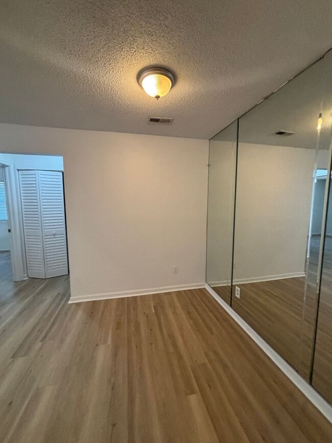 Building Photo - 562 Candle Ln