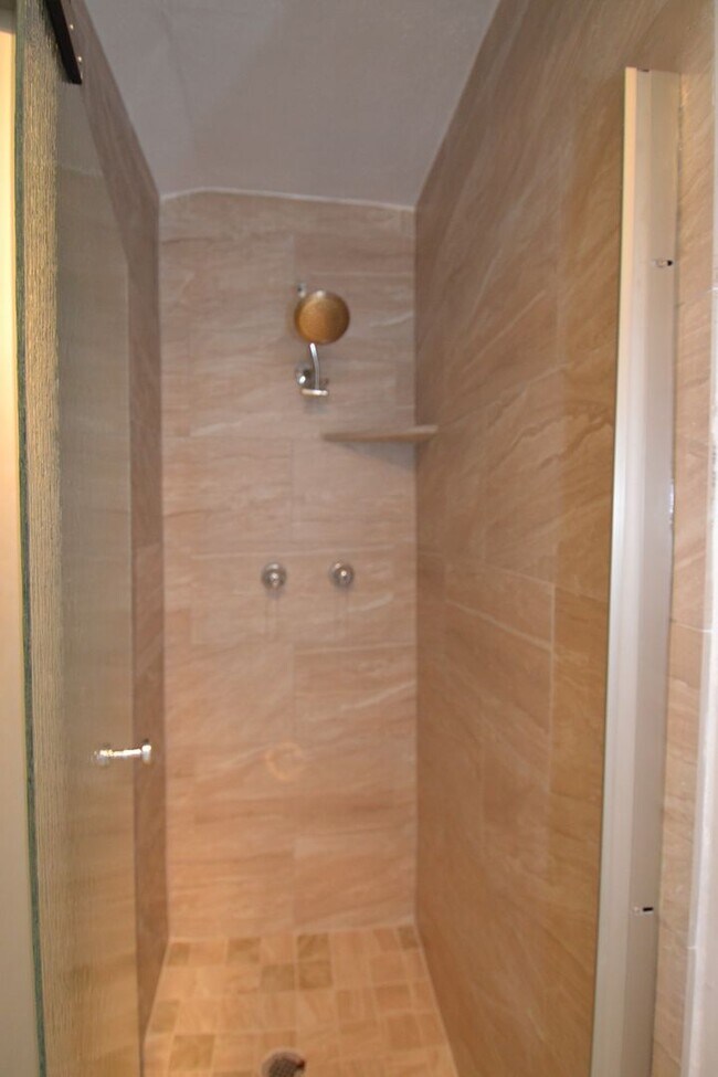 Building Photo - 8th