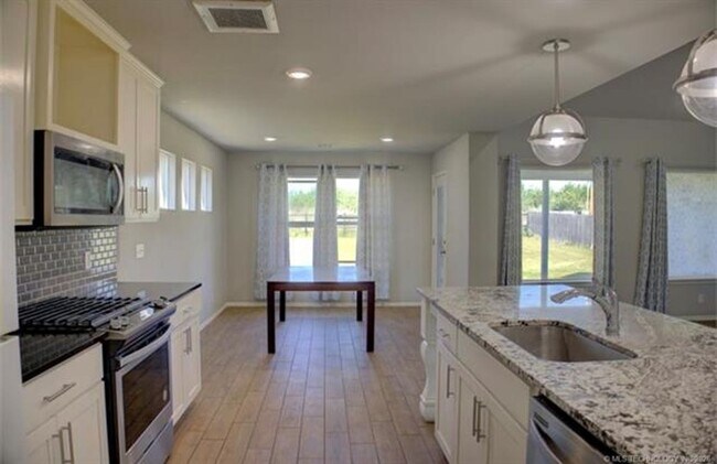 Building Photo - Welcome to this cozy home!