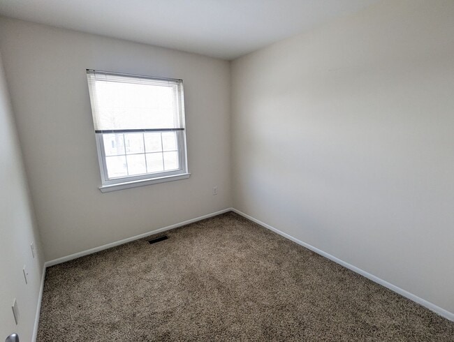 Building Photo - *END UNIT* town home in established Crestwood Neighborhood ready for you mid March!