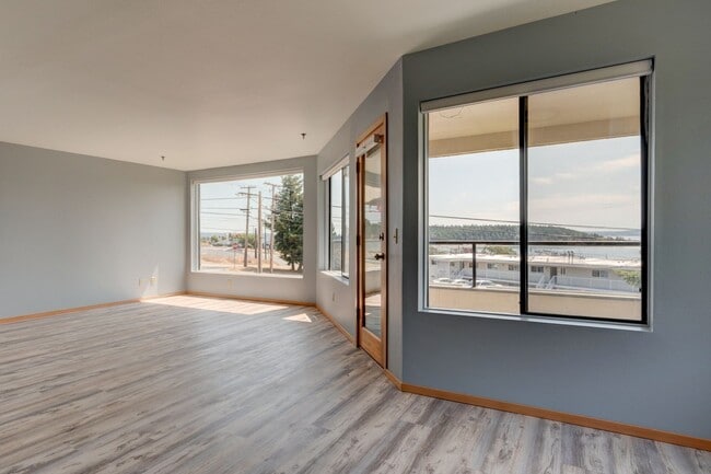 Building Photo - 2 Bed 2 Bath Water View Condo - Water/Sewe...
