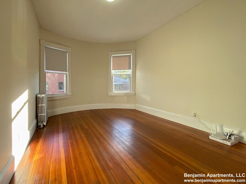 Building Photo - 1592 Beacon St